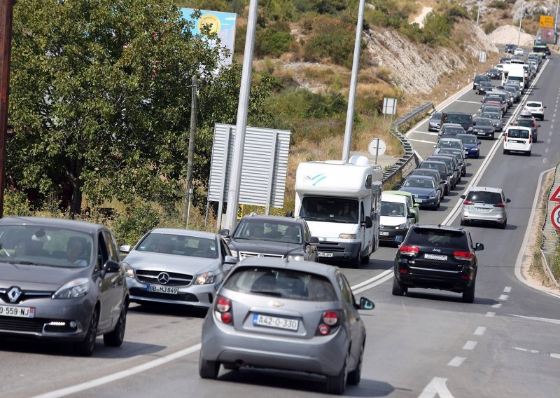 Zbog nesreće kod Plitvica vozi se u koloni, gužva i na Krčkom mostu