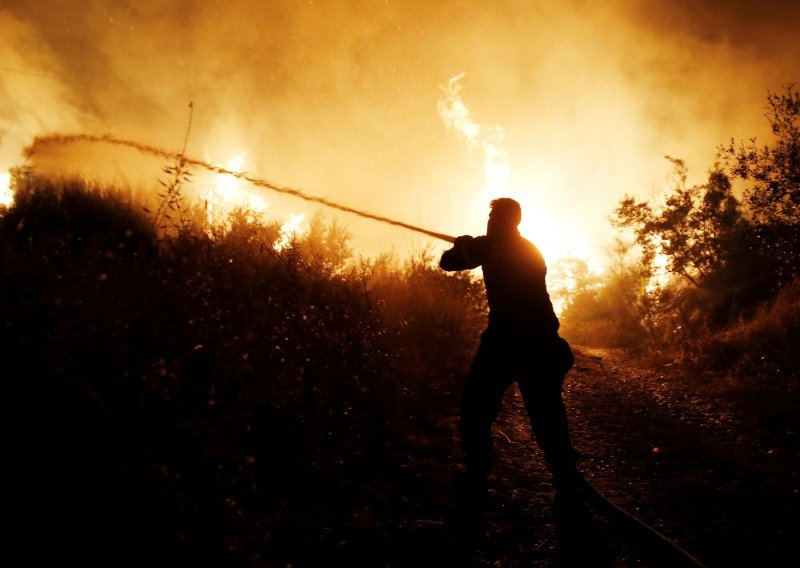 Veliki požar kod Atene 'guta' kuće, počela evakuacija stanovnika i turista