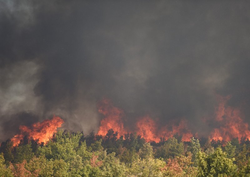 Veliki požar kod Obrovca: Čuju se eksplozije, evakuirani Modrići, ima ozlijeđenih