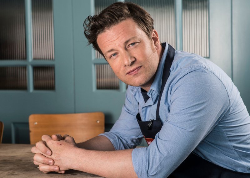 Ruši se kula od karata: Jamie Oliver najavio i prodaju dva steakhouse restorana
