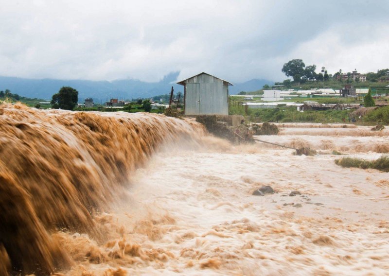 U poplavama u Maleziji najmanje dva mrtva i 2000 evakuiranih