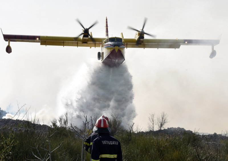 Dva hrvatska i jedan crnogorski zrakoplov gase požar iznad Debelog brijega