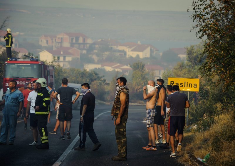 Još uvijek gori u Raslini, Zatonu i na Svilaji, kuće nisu ugrožene