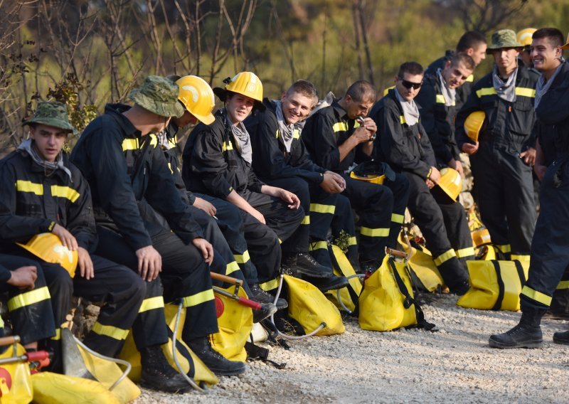 Veterani Dinama i Hajduka donirali splitskim vatrogascima 130 naprtnjača