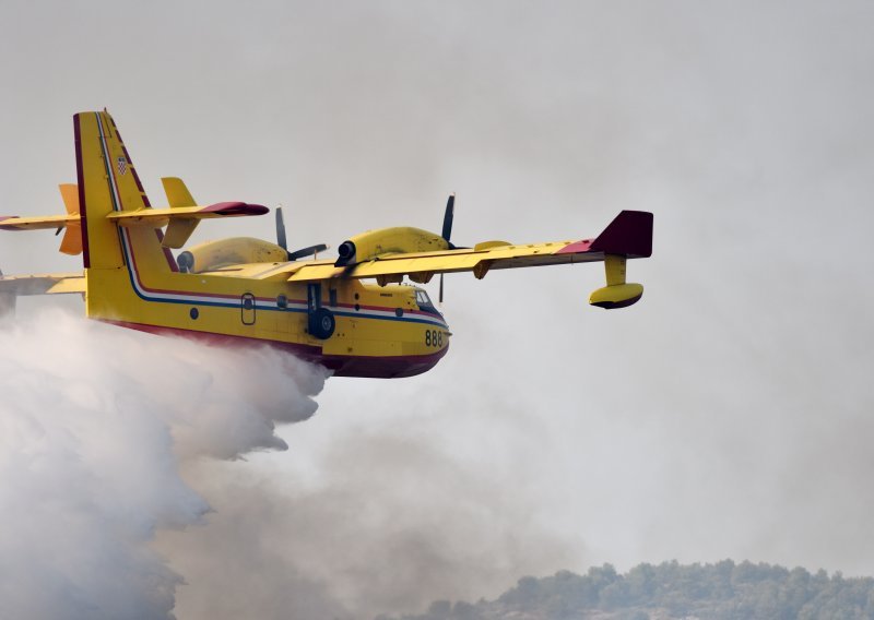 Zračne snage gase novi požar na Promini