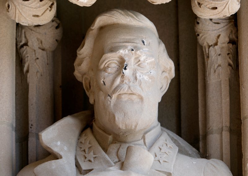 U Sjevernoj Karolini otkinuli nos sa spomenika generalu Leeju