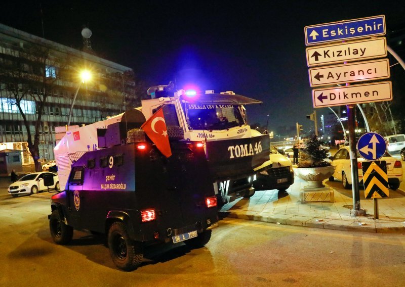 Turska pritvara 288 ljudi zbog sumnji na povezanost s neuspješnim vojnim udarom