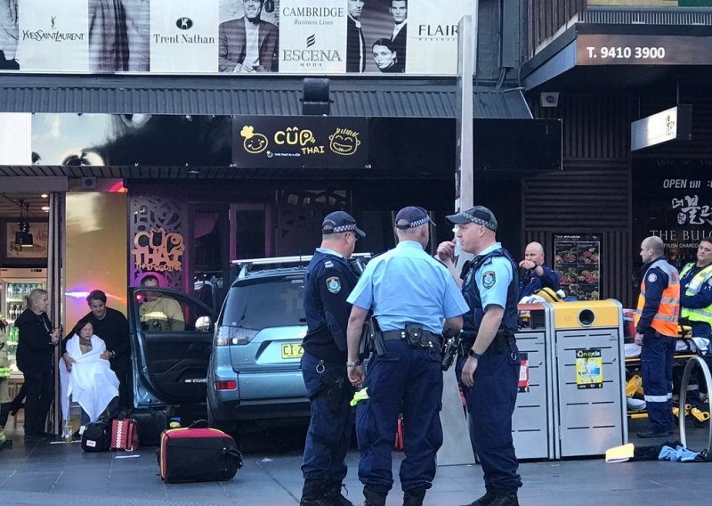 U Sydneyu muškarac se autom zabio u trgovački centar, ima ozljeđenih