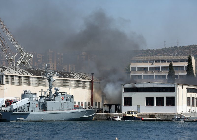Požar u šibenskom brodogradilištu još nije ugašen, ali je pod kontrolom