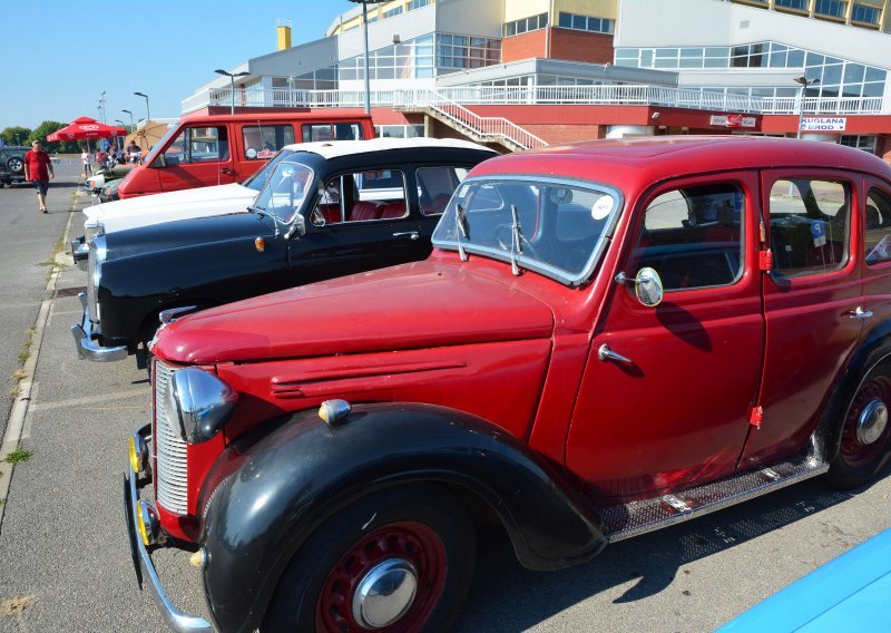 Stari automobili okupirali parkiralište u Slavonskom Brodu
