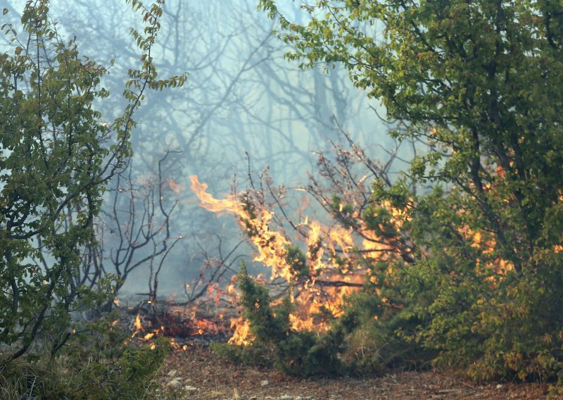 Zračne snage konačno su se uključile u gašenje specifičnog požara na Velebitu
