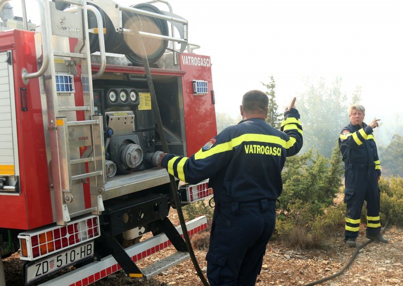 Zbog požara na Promini zatražene dodatne vatrogasne snage, vatrena linija duga je nekoliko kilometara