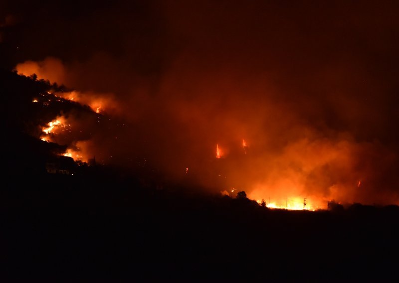 Požar se s Promine spušta prema Drnišu, vatrogasci brane Siverić i Badanj, čeka se vojska