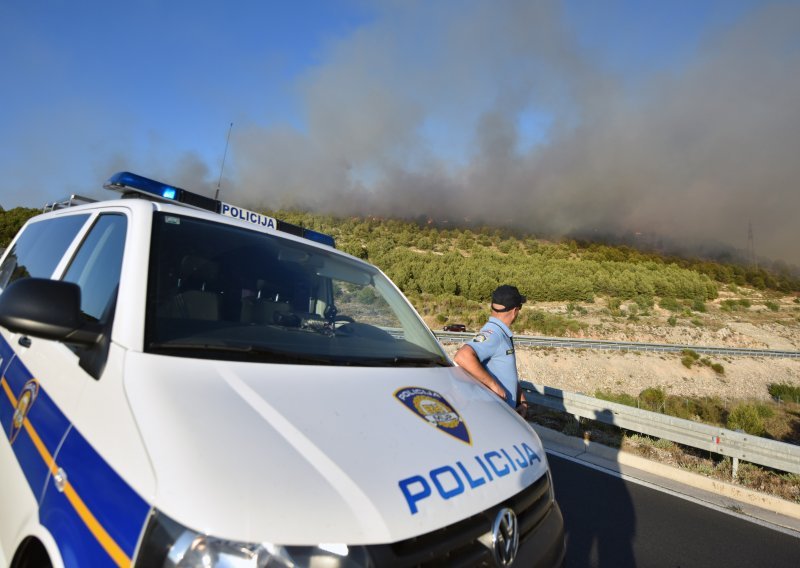 Policajci krenuli u potragu za piromanom pa naišli na jednog koji je baš bio u akciji