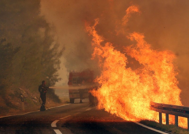 Zbog požara kod Đevrsaka evakuirano 12 osoba iz sela Pavići