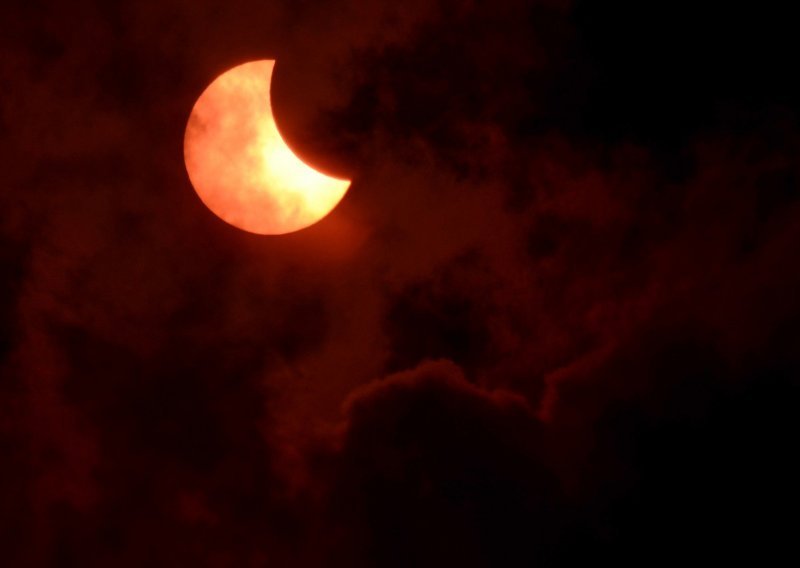 Pogledajte kako je skupocjenu foto-opremu uništila pomrčina Sunca