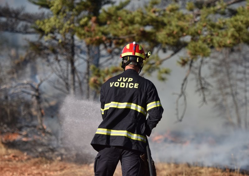 Lokaliziran požar kod Vodica, vatrogasci ostaju na terenu