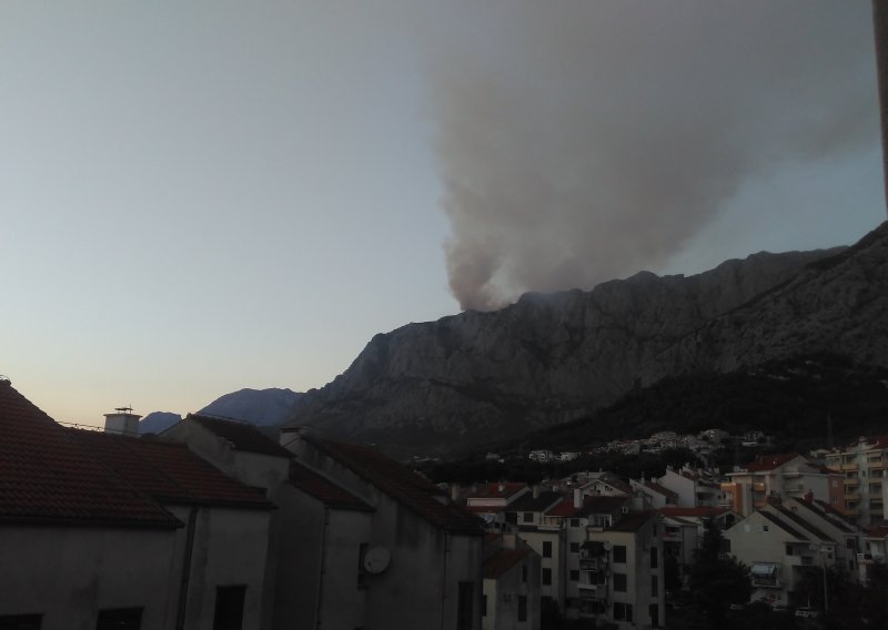 Vatrogasci pokašavaju obuzdati požar na Biokovu