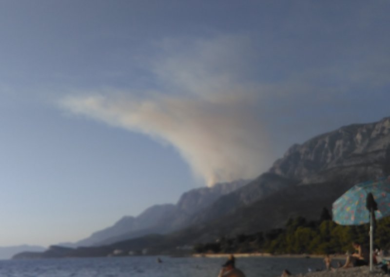 Požar na Biokovu se i dalje širi planinom