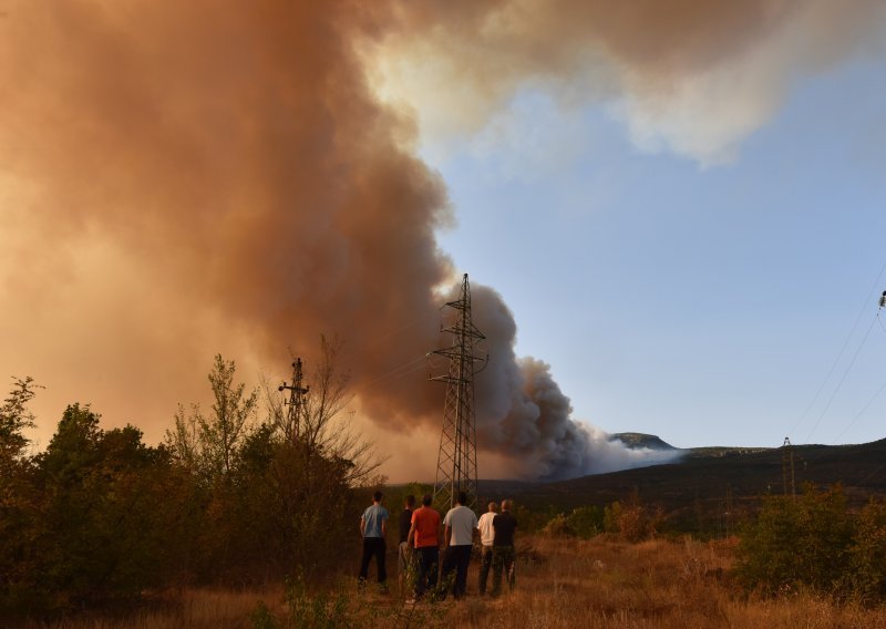 Požar kod Omiša stavljen pod nadzor nakon što se približio kućama