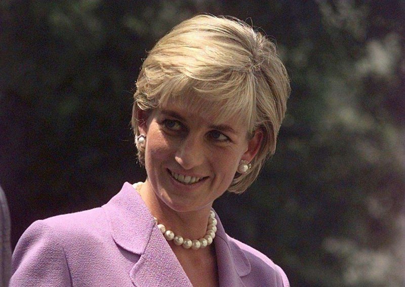 Ovo je razlog zbog kojeg je princeza Diana u javnosti uvijek hodala spuštene glave