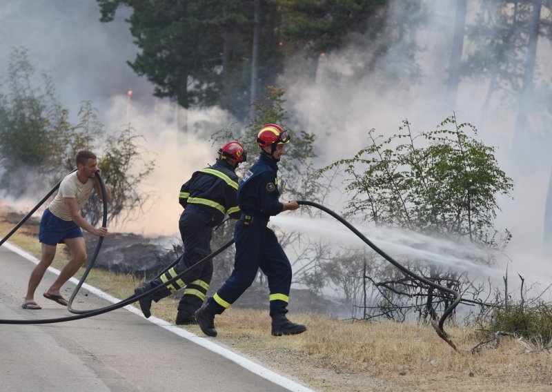 Vatrogascima u gašenju požara u Ličko-senjskoj županiji pomogla i kiša