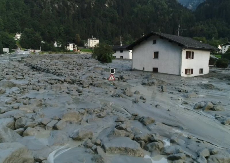 Blatna bujica se sručila s planine i uništila dio sela, 8 ljudi nestalo