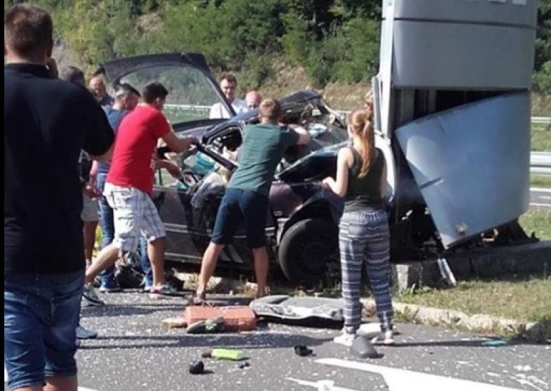 Autom se zabio u stup s cijenama na benzinskoj postaji i na mjestu poginuo