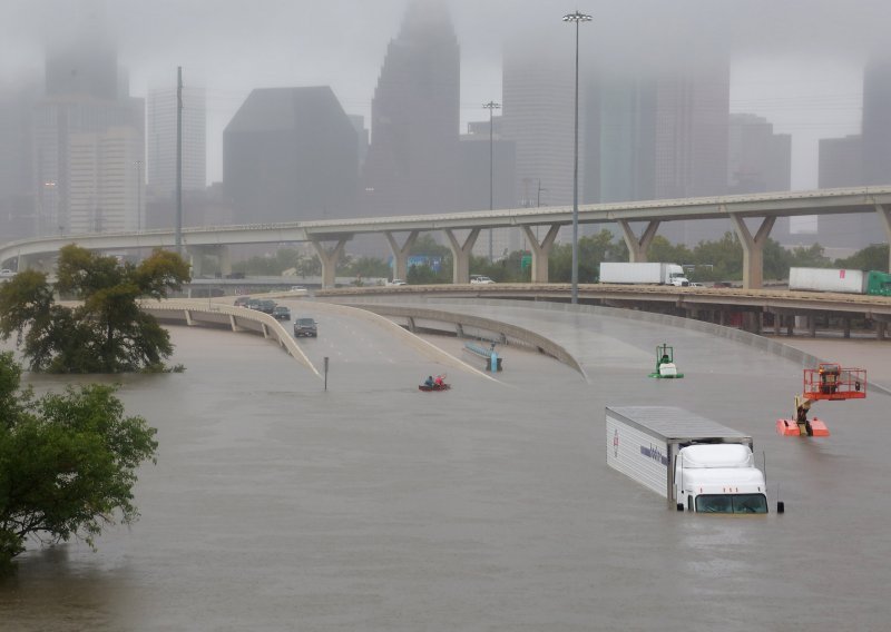 Houstonska policija spasila dvije tisuće ljudi, a šest tisuća pozvalo u pomoć