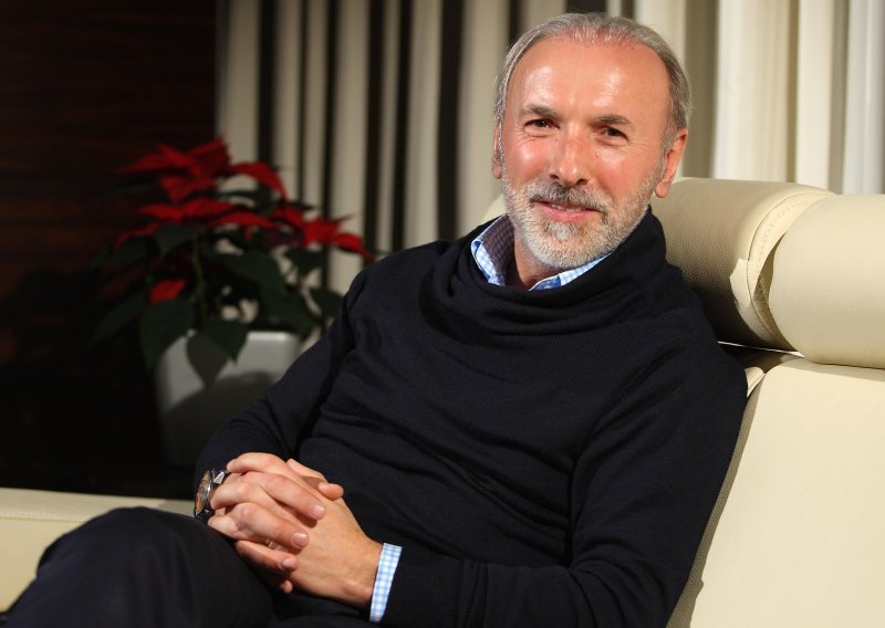 Dino Merlin doživio prometnu nezgodu: pjevačev Mercedes uništen