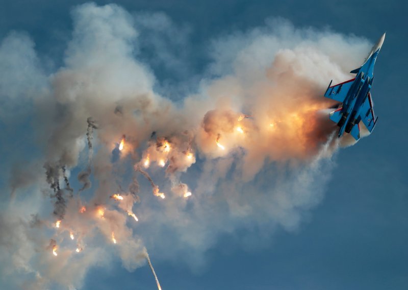 [VIDEO] Pogledajte akrobacije ruskih pilota od kojih zastaje dah