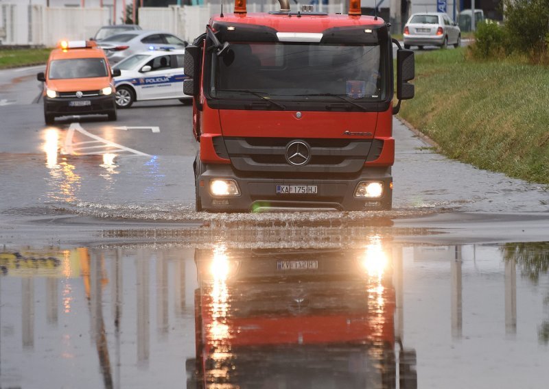 Siloviti naleti vjetra u Istri, kiša potopila ceste u Karlovcu