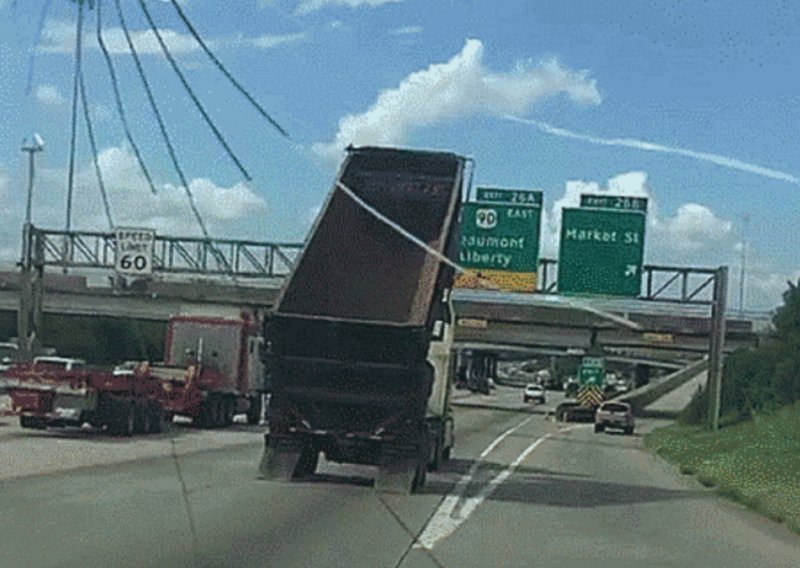 Kamion podignutim utovarnim sandukom pokupio prometnu signalizaciju na autocesti