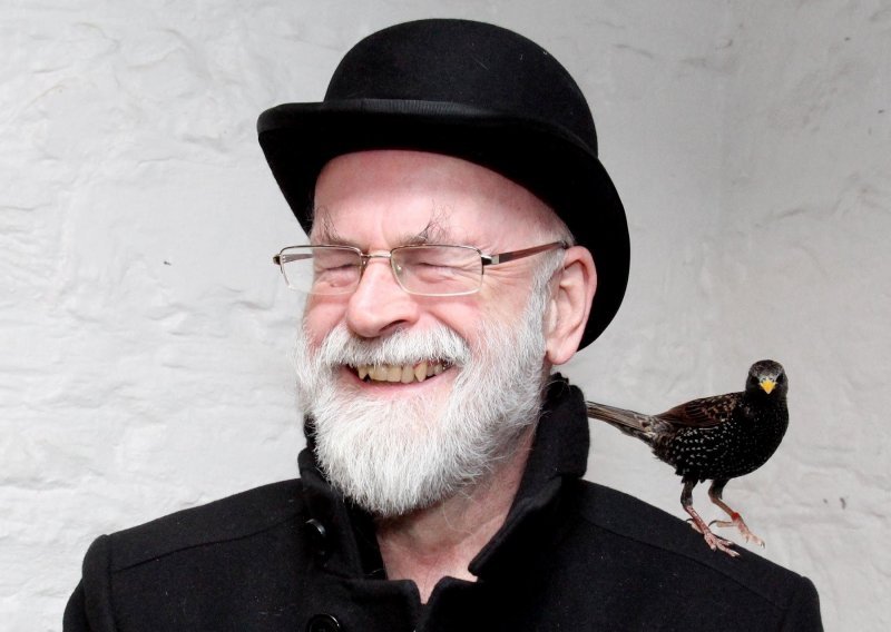 Prijatelj parnim valjkom uništio neobjavljene romane pokojnog Terrya Pratchetta
