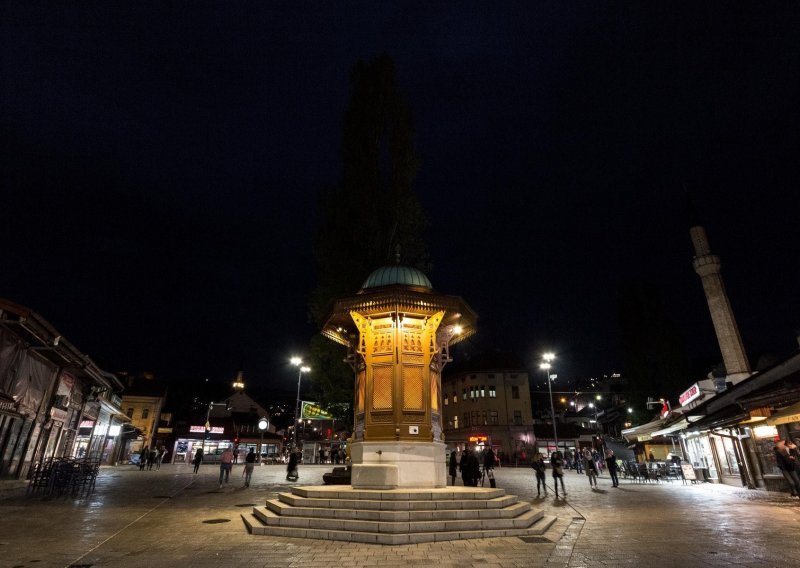 U Sarajevu na rasvjetnim stupovima osvanuli plakati s Antom Pavelićem