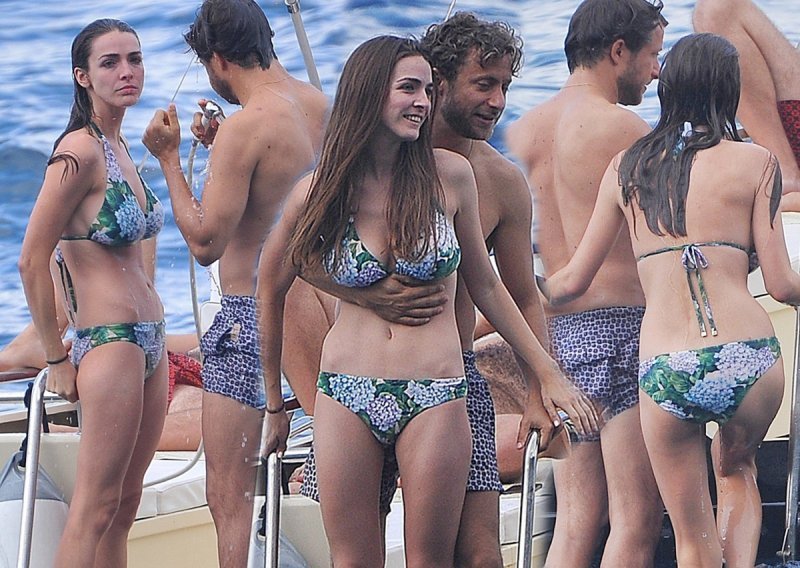 Lijepa kći moćne Anne Wintour jedva obuzdala obline u bikiniju