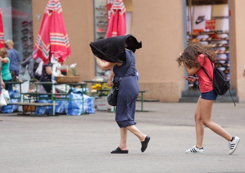 Kiša otjerala ljeto i šetače s gradskih trgova, ni sutra neće biti bolje