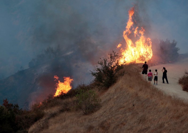 Stotine ljudi bježi pred najvećim požarom u povijesti Los Angelesa