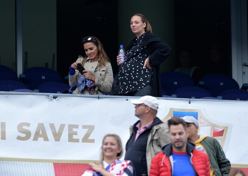 Izabel Kovačić i Vanja Modrić tijekom utakmice bodrile muževe