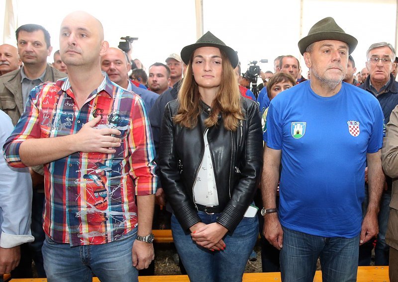 Zar ovako izgledaju političari: Bandić u majici kurtonki, a Tolušić u razvaljenim hlačama
