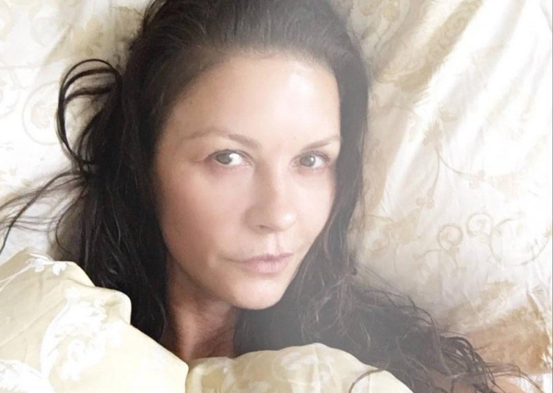 Slavna glumica pozdravlja iz kreveta bez trunke šminke