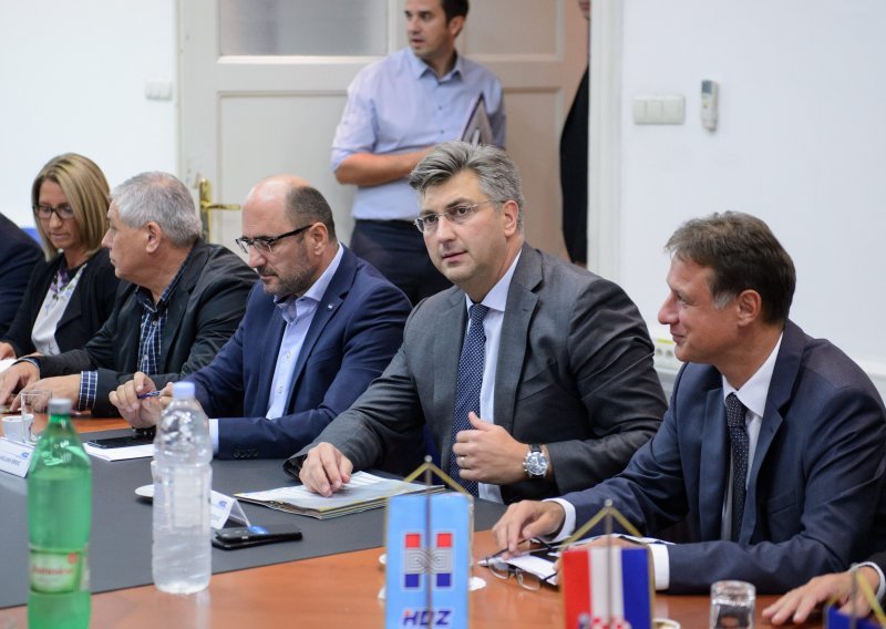 HDZ još ne zna što će s pločom HOS-a, rade na nekoliko scenarija