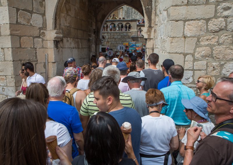 Bunt protiv turista sve veći, na listi i Dubrovnik