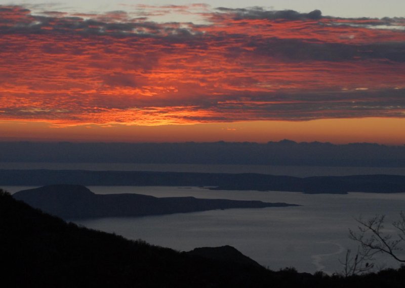 Pogled na crveno nebo, tamno more i otoke sa snježnog Zavižana