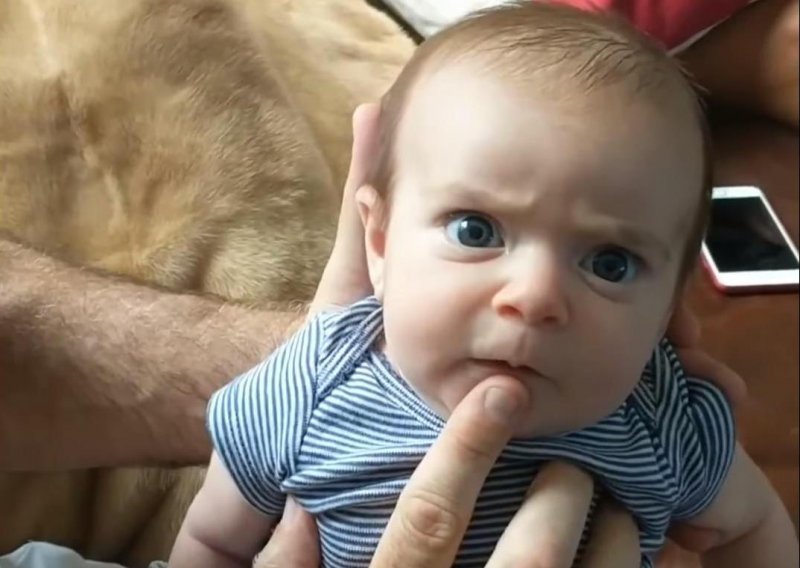 O čemu razmišlja ova slatka beba?