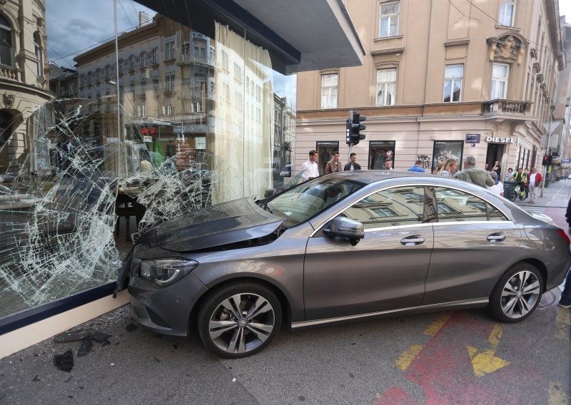 Luksuznim Mercedesom zabila se u poznati zagrebački restoran Takenoko