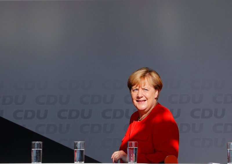 [VIDEO] Pogledajte kako su neistomišljenici kancelarku Merkel zasuli rajčicama