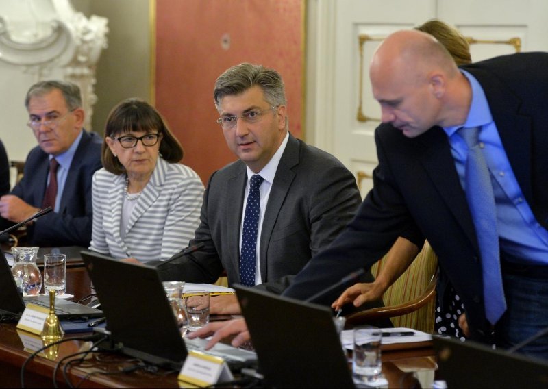 [VLADA] Plenković Slovencima poručio da ne ucjenuju, o HOS-ovoj ploči ni 'a'