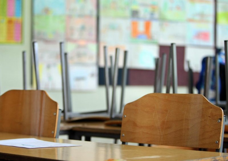 Nastavnika terete da je spolno zlostavljao sedam učenica