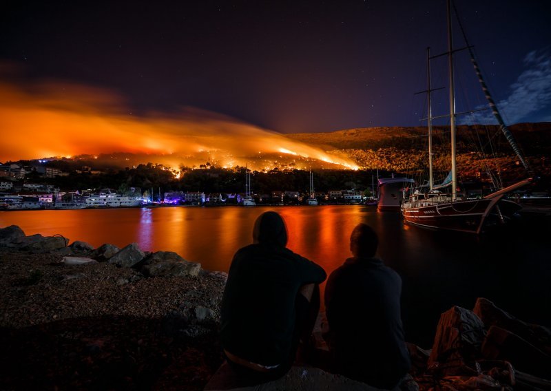 Gasiteljima kod Omiša jutros pomogla i kiša